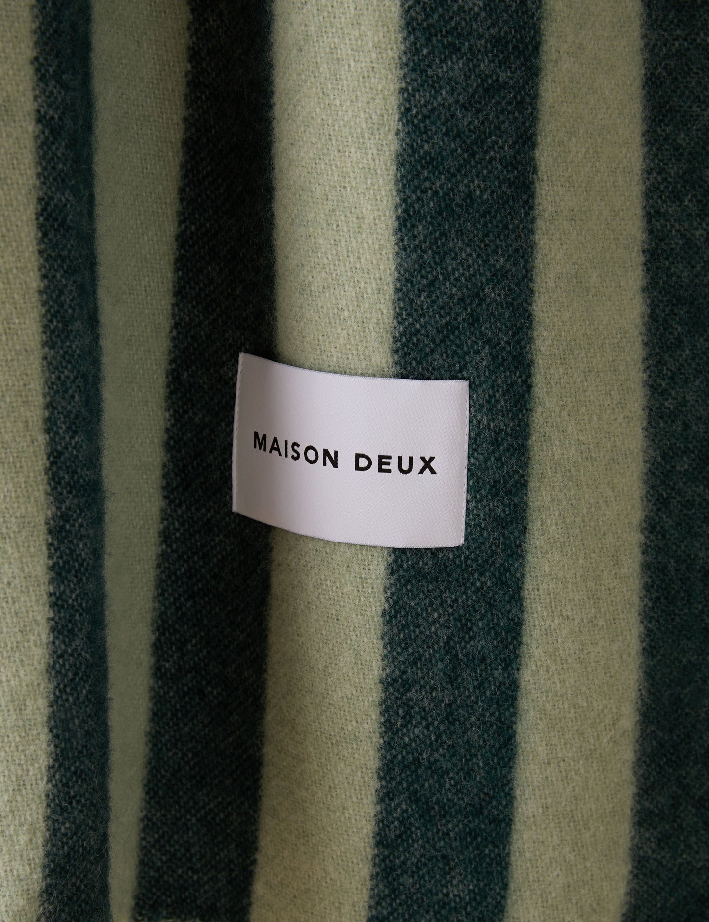 Jeté en papier d'emballage de bonbons par Maison Deux