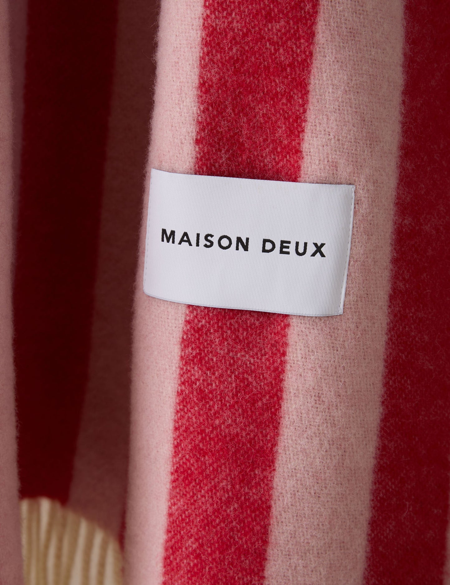 Jeté en papier d'emballage de bonbons par Maison Deux