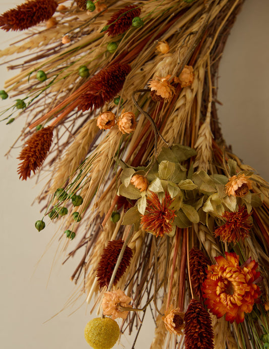 Couronne de fleurs d'automne préservées
