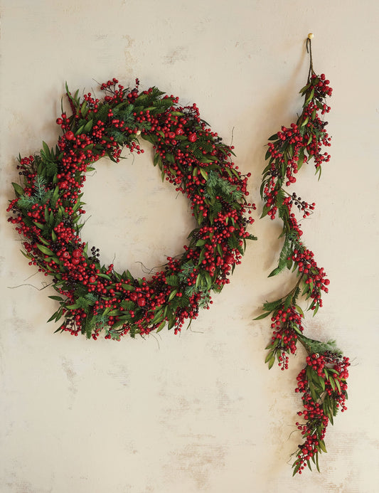 Couronne d'épicéa artificiel avec baies rouges et pommes de pin