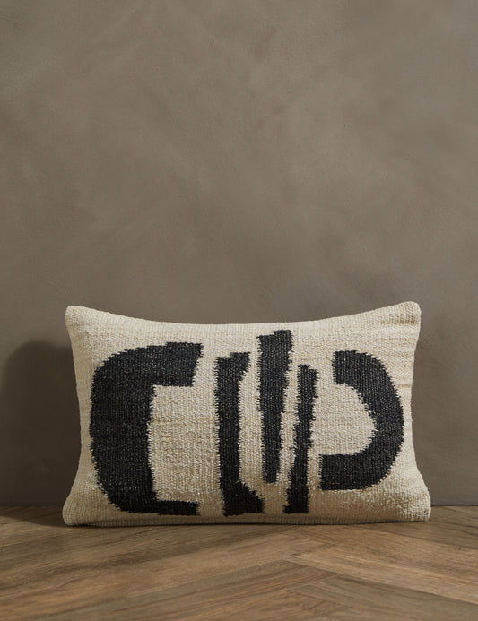 Coussin lombaire en chanvre Vela par Hadiya Williams