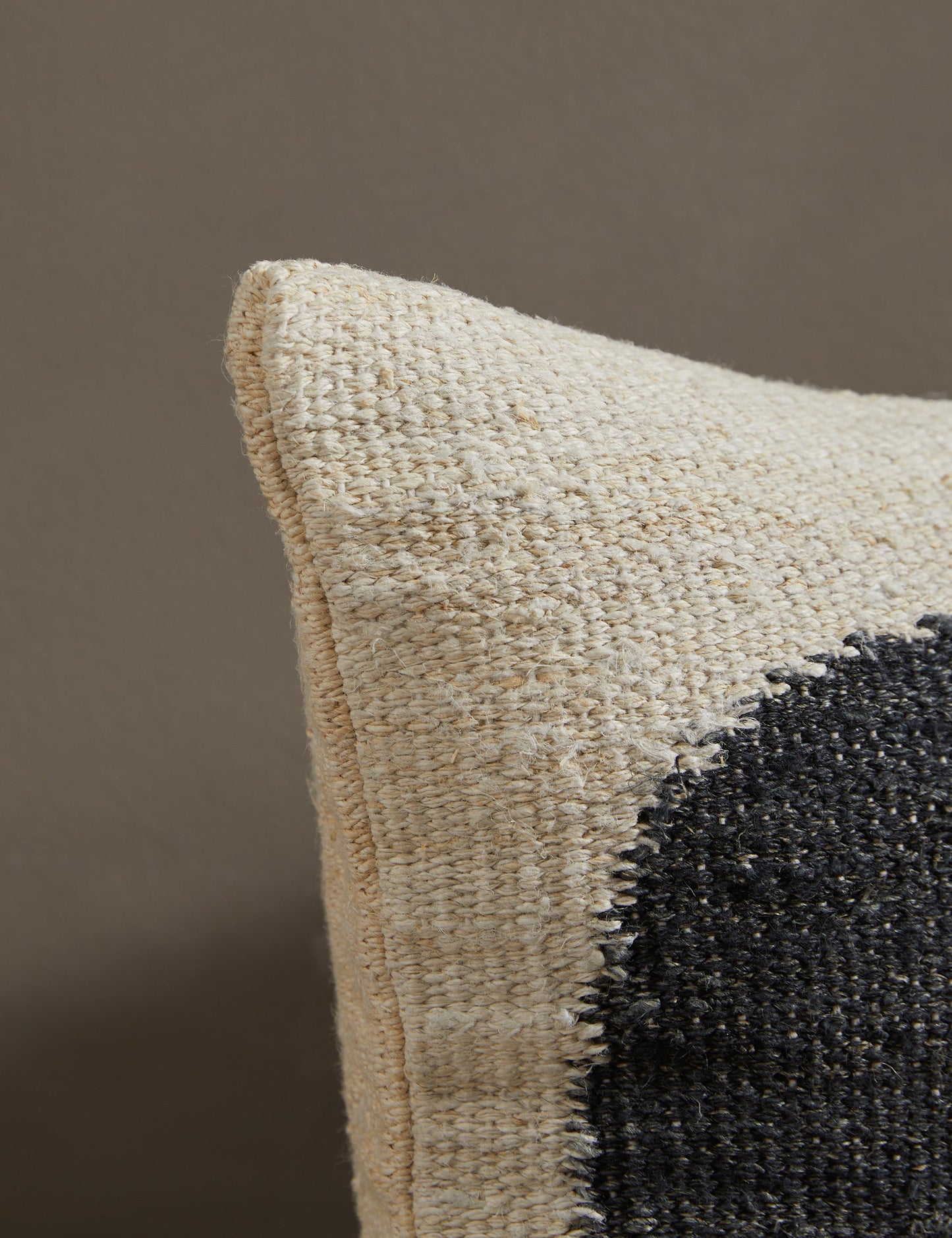 Coussin lombaire en chanvre Vela par Hadiya Williams