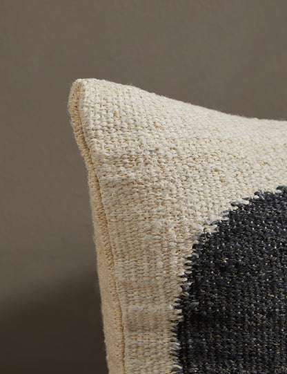 Coussin lombaire en chanvre Vela par Hadiya Williams